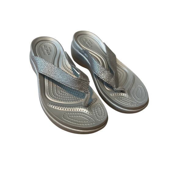 Crocs Capri Metallic Wedge Flip Shoes Womens Size 8 Silver Dual Comfort Sandals - Picture 1 of 7
